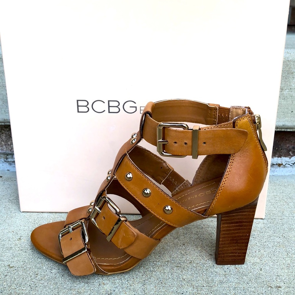 NWB BCBGENERATION tan/gold stacked heels, 7.5
